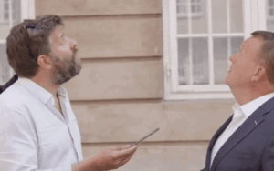 Giây phút Thủ tướng Đan Mạch suýt bị gạch rơi trúng đầu khi đang trả lời phỏng vấn