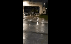 Clip: Nhóm bảo vệ đánh đập tới tấp, kéo lê tài xế xe tải có biểu hiện 'ngáo đá' giữa trời mưa lớn gây chú ý