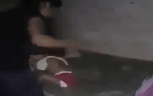 Phẫn nộ cảnh người phụ nữ vừa thay tã vừa đánh liên tục khiến em bé khóc thét