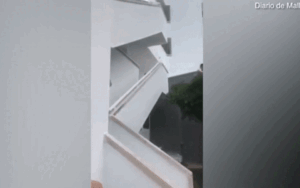 Thanh niên gãy xương khi nhảy từ ban công xuống đất hòng 'ăn vạ' tiền khách sạn