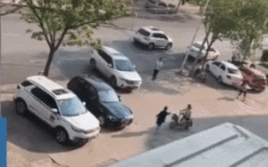 Vừa ra khỏi tòa sau khi ly hôn, chồng liền lái xe đâm vợ gây phẫn nộ