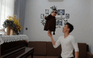 Quốc Nghiệp đăng clip nhấc bổng con gái 6 tháng tuổi lên không trung bằng 1 tay nhân Ngày của Cha