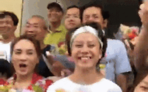 Đoàn phim 'Về nhà đi con' livestream cảnh quay cuối cùng, chính thức đóng máy!