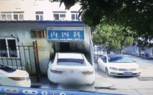 Kinh hoàng cảnh ô tô đâm xuyên phòng khám, chèn 2 bệnh nhân