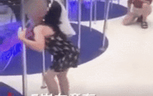 Bám vào cột kim loại trong trung tâm thương mại, bé gái 5 tuổi bị điện giật rung người ngay trước mặt mẹ