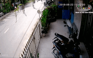 Clip người đàn ông thoát chết hi hữu khi bị xe buýt tông trực diện