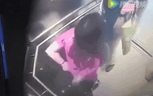 Người phụ nữ vô tư đi vệ sinh trong thang máy, mặc kệ thái độ của người bên cạnh