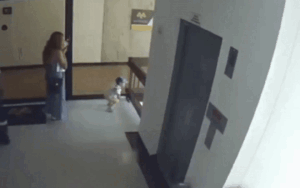 Mẹ mải nghịch điện thoại, con gái lao ra lan can tầng 4 và giây phút giải cứu thót tim