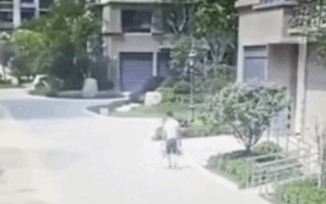 Đang đi trên vỉa hè, người đàn ông ngã lăn ra đất vì bị cửa sổ tầng 19 rơi trúng đầu