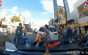 Nam thanh niên chạy Grab dùng mũ bảo hiểm đập vào đầu người phụ nữ vì tranh cãi không chịu nhường đường