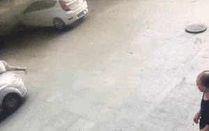 Nhìn thấy vợ trong xe cùng người đàn ông lạ, ông chồng nhảy lên nắp ca-pô đập phá