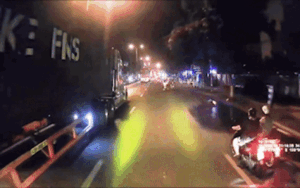 Clip: Mải mê buôn chuyện khi chạy xe máy, 2 người phụ nữ suýt gặp tai nạn nghiêm trọng