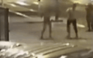 Cô gái bị 3 nam thanh niên vây đánh trên đường, thái độ của người xung quanh còn đáng phẫn nộ hơn