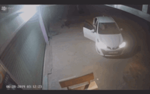 Clip: Người đàn ông đi ô tô rồi nhanh tay trộm chó trước cửa nhà dân gây bức xúc