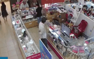 Người đàn ông trung niên vờ xem mỹ phẩm rồi nhanh tay 'cuỗm' điện thoại lúc nữ nhân viên không để ý