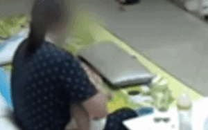 Phẫn nộ bảo mẫu tát, ôm siết chặt bé gái 7 tháng tuổi và lời xin lỗi muộn màng