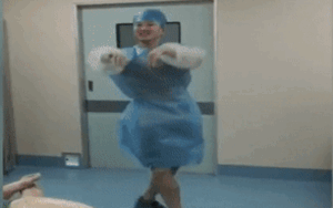 Giúp vợ giảm cơn đau trong cơn 'vượt cạn', ông chồng làm điều này khiến các chị em đỏ mắt ghen tị