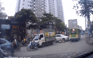 Clip: Khoảnh khắc ô tô Mazda tông hàng loạt xe trên đường khiến 1 người phụ nữ bị thương nặng