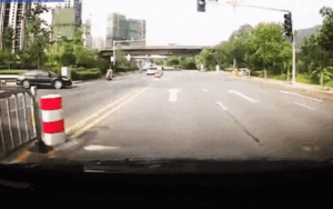 Bị ô tô đâm, tài xế xe máy tiếp đất an toàn tới mức khó tin