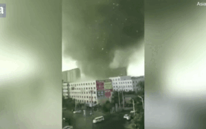 Cảnh tượng như tận thế khi lốc xoáy kinh hoàng xé toạc thành phố Trung Quốc