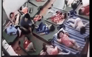 Phát hiện mũi và áo con có vết máu, mẹ xem camera thấy con bị cô tát rồi lôi vào nhà vệ sinh vì không chịu ngủ trưa
