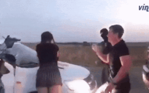 Gặp cướp giữa đường, chàng trai liền quỳ xuống và làm điều bất ngờ này với bạn gái