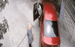 Bà lão nhọc nhằn đi bộ dưới trời nắng nóng và hành động đẹp của người tài xế khiến nhiều người suy ngẫm