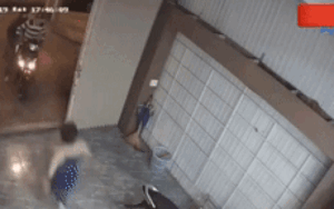 Phát hiện 2 đối tượng trộm xe máy SH, nữ chủ nhà nhanh chóng 'tung cước' đánh đuổi