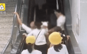 Kinh hoàng cảnh mẹ trượt tay, làm rơi con 5 tháng tuổi khi đi thang cuốn