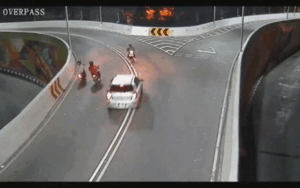 Ô tô tông trúng xe máy, hất tung tài xế xuống đường rồi bỏ chạy