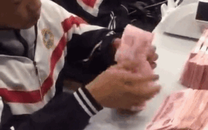 Tay thoăn thoắt đếm cọc tiền, cậu sinh viên khiến bạn bè xung quanh 'đứng hình' nhìn không chớp mắt