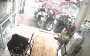 Kinh hoàng ô tô mất lái tông hàng loạt xe máy trên vỉa hè rồi lao vào cửa hàng, người đàn ông may mắn thoát nạn