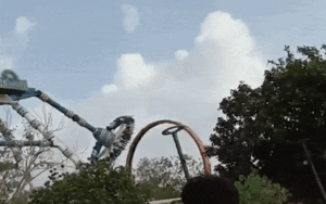 Trục đu quay bất ngờ gãy đôi khiến ít nhất hai người chết và hàng chục người nhập viện