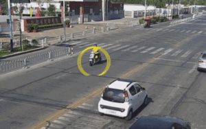 Va chạm trực diện với ô tô, tài xế xe máy bị hất văng lên không trung