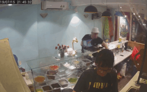 Clip: Cặp đôi vào cửa hàng mua chè rồi tiện tay 'cuỗm' luôn chiếc điện thoại của nhân viên