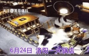 Cãi nhau, người đàn ông tạt thẳng nồi lẩu đang sôi vào mặt bạn