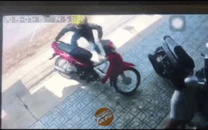 Clip: Vừa bẻ khóa xe máy định tẩu thoát, tên trộm đành bỏ chạy trối chết khi bị chủ nhà rượt đuổi