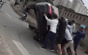 Phát hiện xe Camry lật nghiêng, nhóm người vội vã chung tay cứu tài xế nhưng lại gây tranh cãi