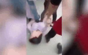 Thai phụ bị nhóm 5 người đánh ghen, lột đồ giữa phố, thái độ của người xung quanh còn phẫn nộ hơn