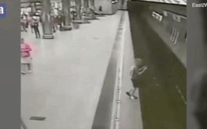 Cắm mặt vào điện thoại, cậu bé trượt chân xuống đường ray điện suýt trả giá bằng cả tính mạng