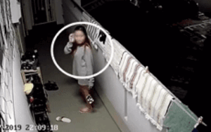 Clip: Lén lút thử giày nhà hàng xóm nào ngờ bị camera chĩa thẳng mặt khiến cô gái trẻ ngượng ngùng