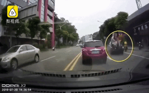 Ô tô đi sai làn với tốc độ nhanh đâm trực diện hất văng xe máy lên cao