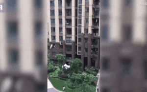 Thót tim cảnh hàng xóm dùng chăn đỡ bé trai rơi xuống từ lan can tầng 6