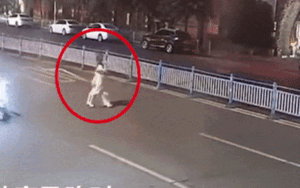 Băng qua đường cùng nhau, 2 cô gái bị xe ô tô đâm húc văng lên không trung