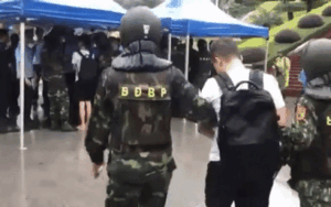 Clip: Công an Trung Quốc tiếp nhận 380 đối tượng trong đường dây đánh bạc 10 nghìn tỷ tại cửa khẩu Hữu Nghị