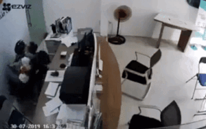 Clip nữ nhân viên cửa hàng sim thẻ vật ngã tên cướp khi bị kề dao vào cổ uy hiếp ở Sài Gòn