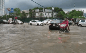 Chùm ảnh: Đường phố Hà Nội ngập trong biển nước sau bão số 3