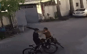 Va chạm xe đạp còn chưa kịp ngã, hai người đã lao vào 'choảng' nhau tới tấp ngay giữa đường