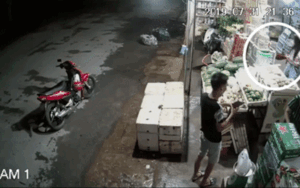 Clip đôi nam nữ dàn cảnh đánh lạc hướng chủ tiệm trái cây, nhanh tay 'cuỗm' túi tiền trong tích tắc