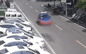 Bị 'nuốt chửng' dưới gầm xe, cậu bé sống sót thần kỳ